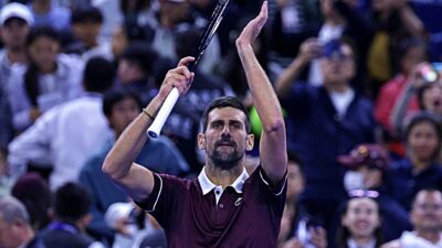 Copertina di Djokovic fa un regalo a Sinner: eliminato Zverev ai quarti di Pechino, battaglia e polemiche | Così cambia la classifica Atp