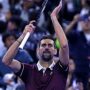 Copertina di Djokovic fa un regalo a Sinner: eliminato Zverev ai quarti di Pechino, battaglia e polemiche | Così cambia la classifica Atp