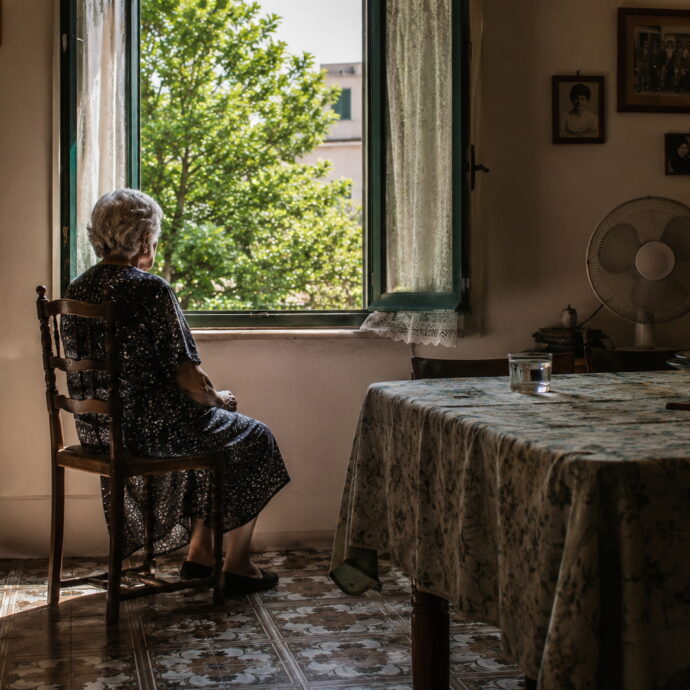 “Se mio marito va in casa di cura, pago io le rette? Ora vuole vendere il bungalow e non mi ha lasciato nulla. Mi ha escluso dal testamento”: lo sfogo di una 80enne