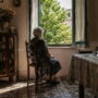 Copertina di Il piano da 1,5 miliardi per la cura degli anziani non autosufficienti? “Soldi già previsti e ampiamente inadeguati rispetto ai bisogni reali”