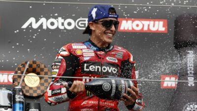 Copertina di MotoGp in Giappone, Marc Marquez vince davanti alle Aprilia di Martin e Bezzecchi | Ordine di arrivo e classifica generale