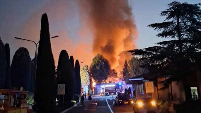Incendio in un campeggio a Peschiera del Garda: almeno 24 feriti, uno è grave