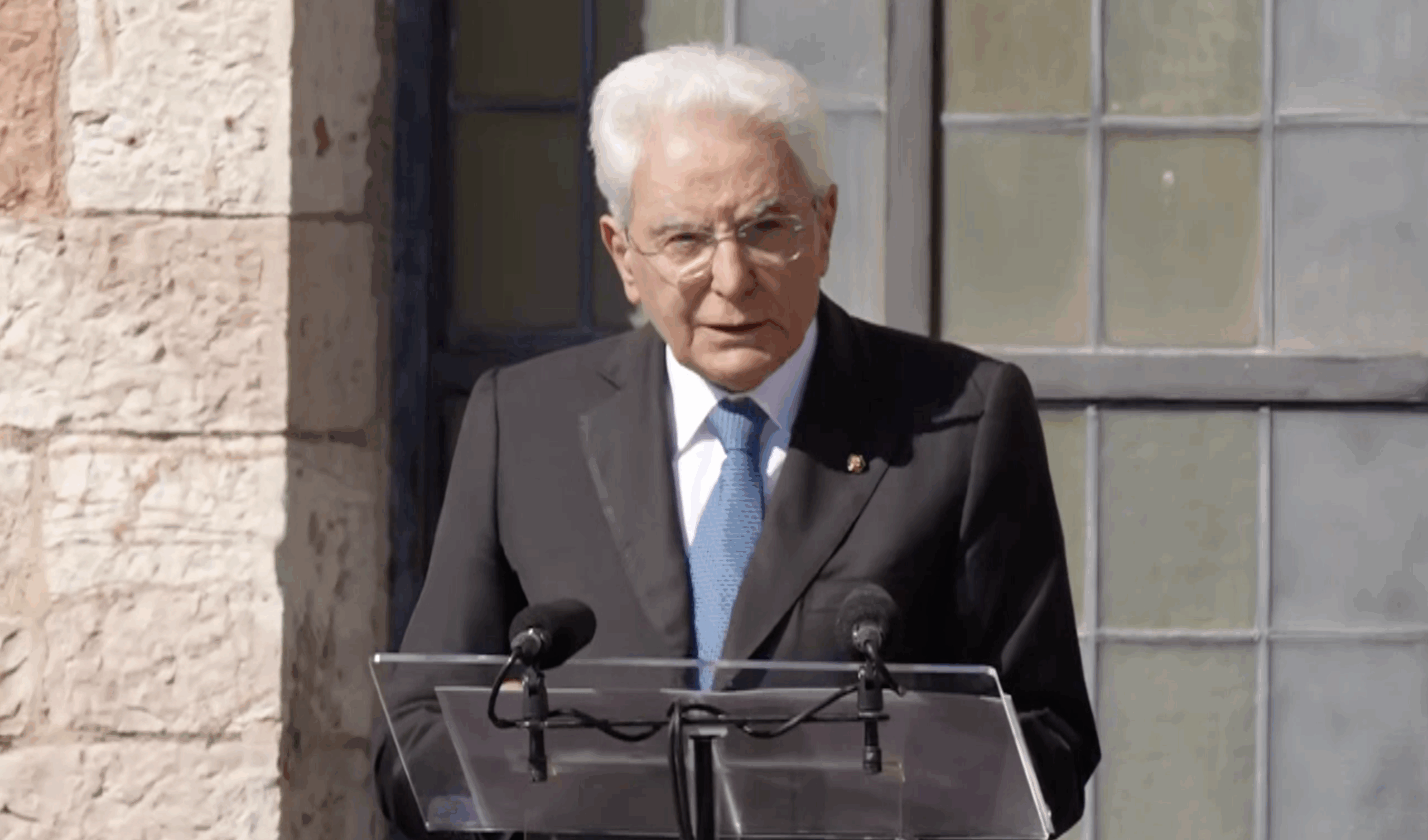 Copertina di Mattarella ad Assisi: “In questi tempi di guerre insensate, San Francesco ci indica la strada della pace”