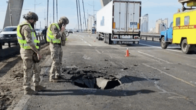 Copertina di Ucraina, raid russi su Kiev durante la visita di Merz: colpito il Ponte Nord. Mosca: “Combatteremo anche per lo 0,01 del Donetsk”
