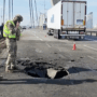 Copertina di Ucraina, raid russi su Kiev durante la visita di Merz: colpito il Ponte Nord. Mosca: “Combatteremo anche per lo 0,01 del Donetsk”