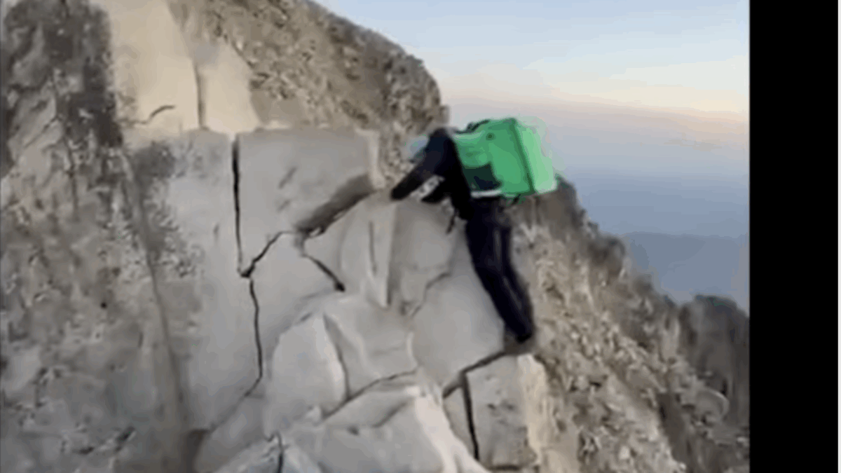 “Ho pensato che sarebbe stato bello mangiare una pizza in vetta”: Allan Montagné scala la montagna più alta dei Pirenei con lo zaino da rider, poi mangia le pizze con gli amici a 3400 metri di quota