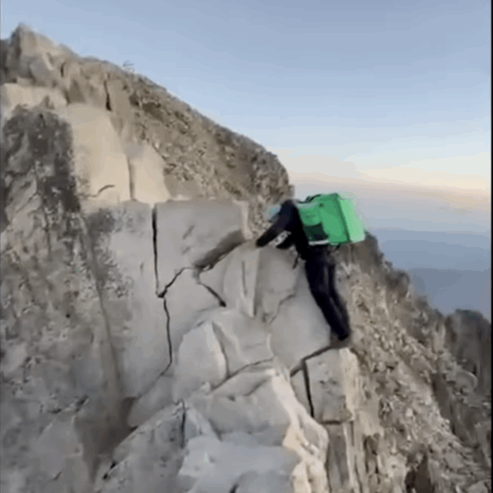 “Ho pensato che sarebbe stato bello mangiare una pizza in vetta”: Allan Montagné scala la montagna più alta dei Pirenei con lo zaino da rider, poi mangia le pizze con gli amici a 3400 metri di quota