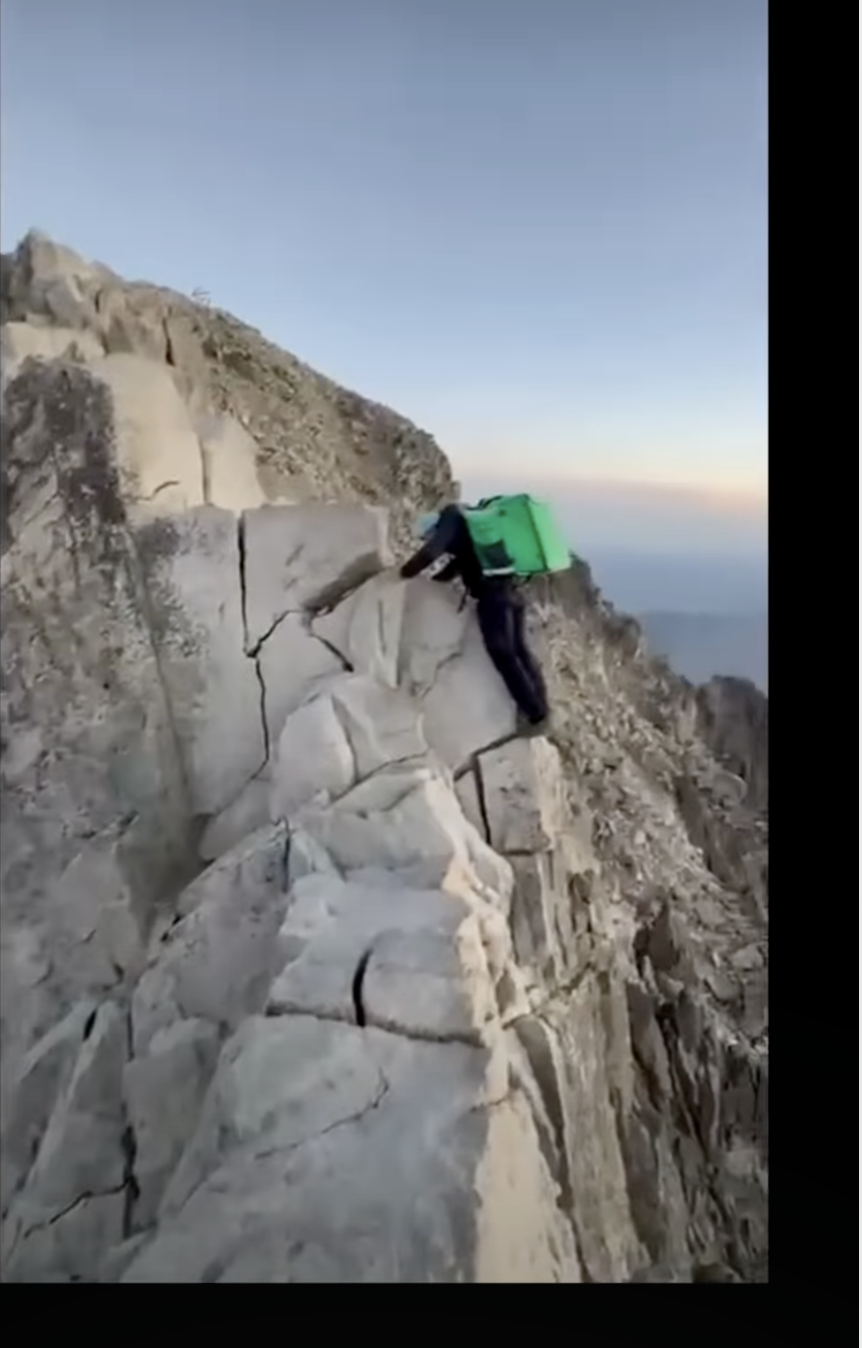 “Ho pensato che sarebbe stato bello mangiare una pizza in vetta”: Allan Montagné scala la montagna più alta dei Pirenei con lo zaino da rider, poi mangia le pizze con gli amici a 3400 metri di quota