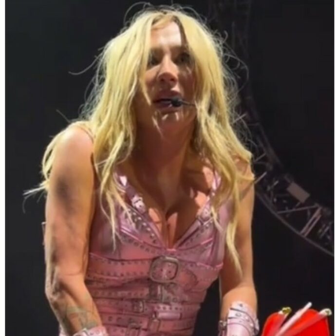 “È ancora calda”: fan regala la sua dentiera a Kesha durante il concerto, la cantante la prende in mano e reagisce così – VIDEO