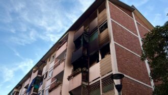 Copertina di Incendio in un appartamento a Milano: morta una donna di 75 anni, evacuati i vicini