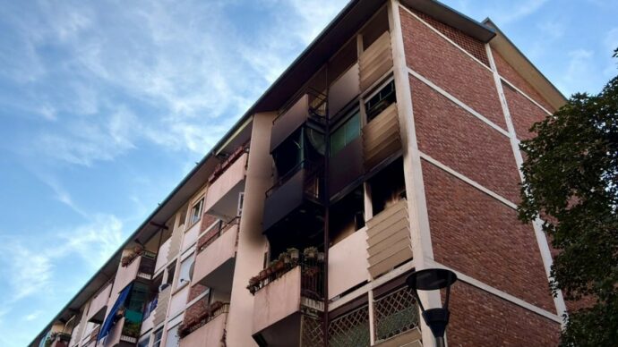 Incendio in un appartamento a Milano: morta una donna di 75 anni, evacuati i vicini