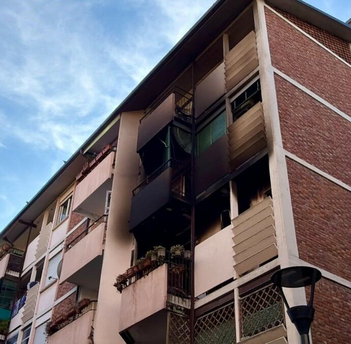 Incendio in un appartamento a Milano: morta una donna di 75 anni, evacuati i vicini