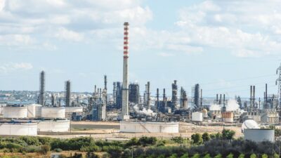 Copertina di Il governo esulta: “Isab torna in mani italiane!” Ma decide Trafigura…