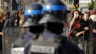 Copertina di “Botte e insulti razzisti”. Gli studenti raccontano le prime ore di fermo