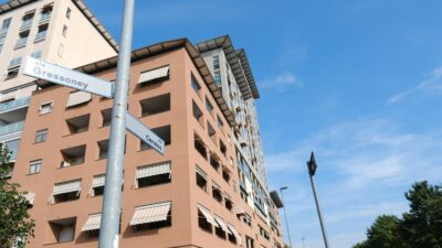 Copertina di Torino, tenta di strangolare la compagna e di gettarla nel vuoto: lei scappa e salva la figlia, lui si suicida