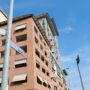 Copertina di Torino, tenta di strangolare la compagna e di gettarla nel vuoto: lei scappa e salva la figlia, lui si suicida