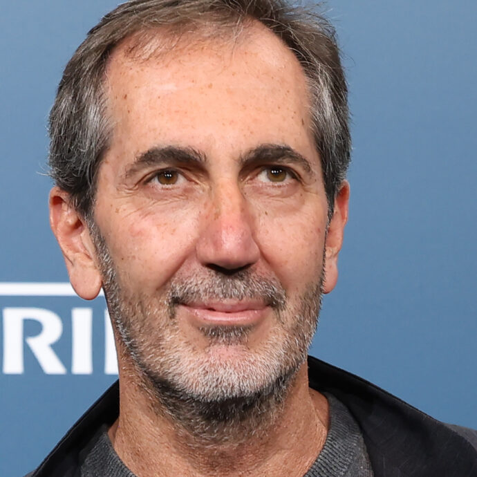 “Mi finsi John Turturro ai David di Donatello, Armani volle vestirmi credendo fossi davvero lui. Ho iniziato a vedere la mediocrità di quel mondo. Lo ‘star system de noantri’ mi è sempre stato sulle balle”: così Paolo Calabresi