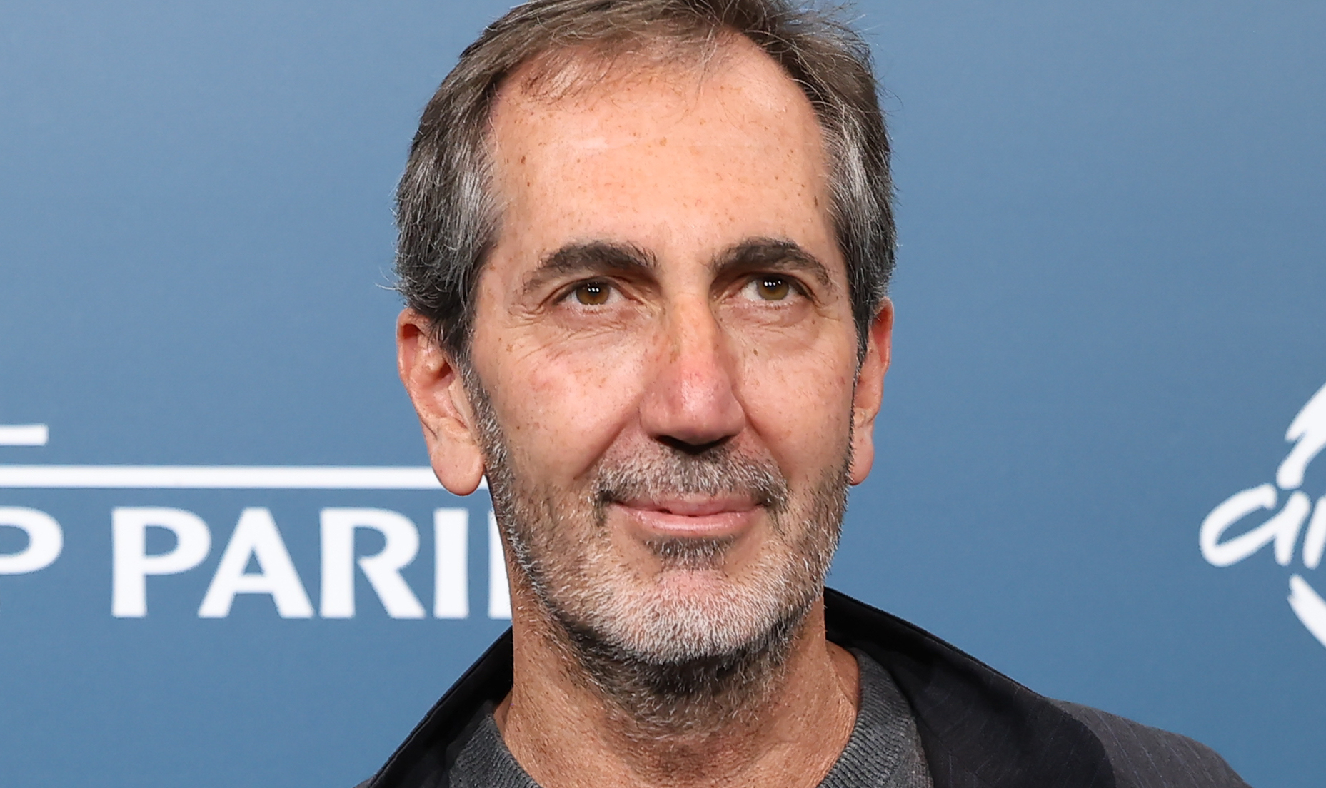 “Mi finsi John Turturro ai David di Donatello, Armani volle vestirmi credendo fossi davvero lui. Ho iniziato a vedere la mediocrità di quel mondo. Lo ‘star system de noantri’ mi è sempre stato sulle balle”: così Paolo Calabresi