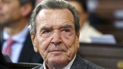 Copertina di L’ex cancelliere tedesco Schröder lavorerà per un’azienda russa: l’incarico nella società che gestisce supermercati