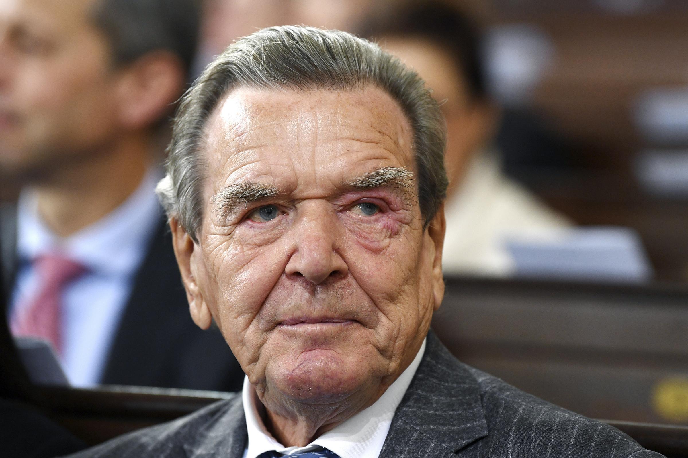 L’ex cancelliere tedesco Schröder lavorerà per un’azienda russa: l’incarico nella società che gestisce supermercati