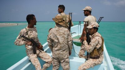 Copertina di Yemen, offensiva delle forze governative contro gli Houthi: “Ripreso il controllo di Bab el-Mandeb”