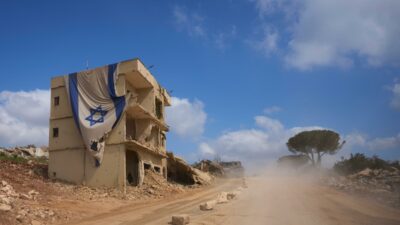 Copertina di Così la “guerra a Hamas” ha favorito l’espansione illegale di Israele. Gaza, Siria e Libano: tra interessi economici e nuove occupazioni