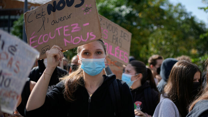 Proteste in Francia, 190 studenti feriti: un 15enne perde una mano, un 16enne un occhio. “Repressione brutale della polizia”
