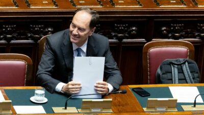 Copertina di Legge elettorale, governo pone la fiducia sui primi tre articoli. Le opposizioni: “Hanno paura della loro stessa maggioranza, schiaffo al Parlamento”