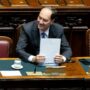 Copertina di Il governo pone la fiducia sui primi tre articoli. Le opposizioni: “Hanno paura della loro stessa maggioranza, schiaffo al Parlamento”