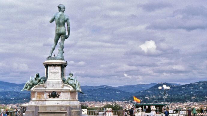 Bombola di gas trovata sotto il David al piazzale Michelangelo a Firenze