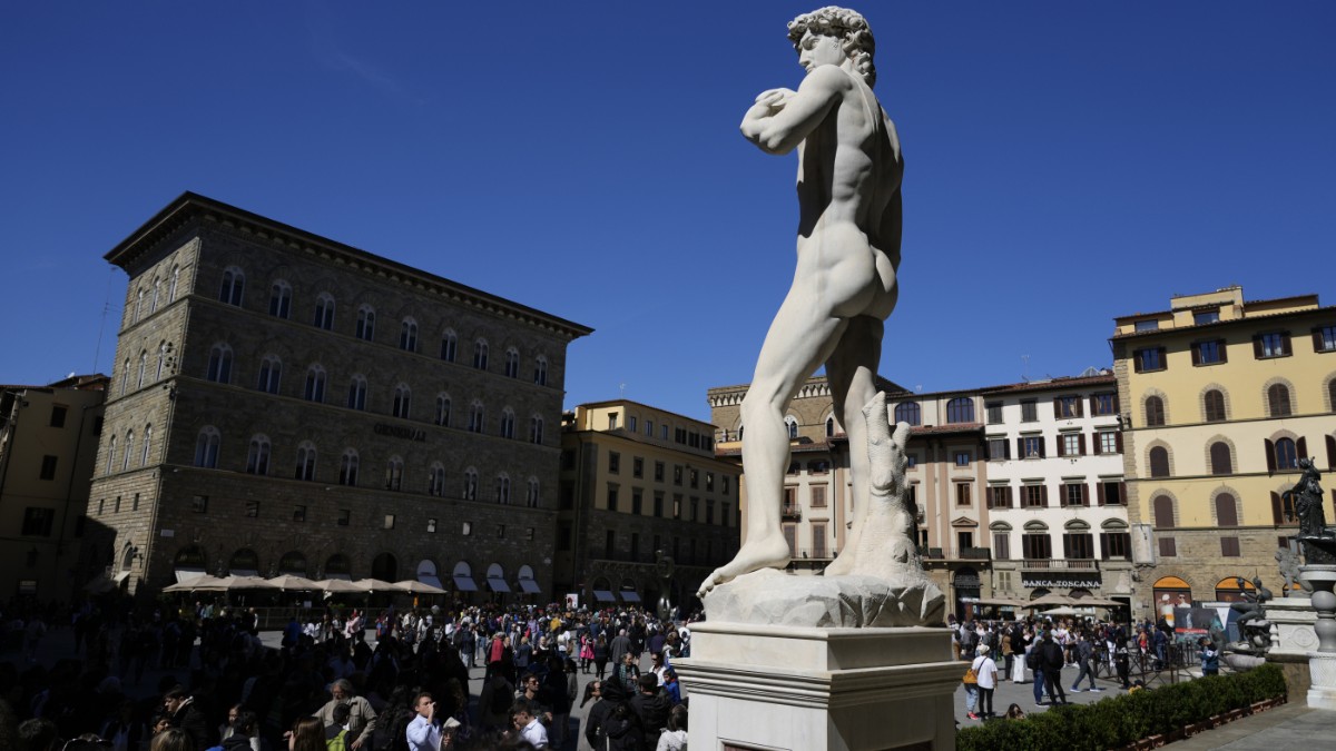 bombola di gas trovata sotto il david al piazzale michelangelo a firenze da Ilfattoquotidiano.it bombola di gas trovata sotto il david al piazzale michelangelo a firenze