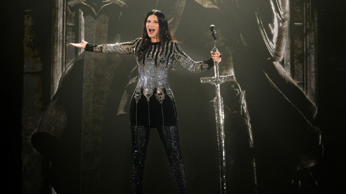 Laura Pausini guerriera a Milano per il concerto più rock, poi accade l’imprevisto (“si è rotto tutto”) e si trasforma in una (bravissima) stand-up comedian. Ecco cos’è successo
