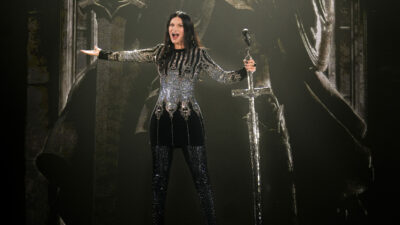 Copertina di Laura Pausini guerriera a Milano per il concerto più rock, poi accade l’imprevisto (“si è rotto tutto”) e si trasforma in una (bravissima) stand-up comedian. Ecco cos’è successo