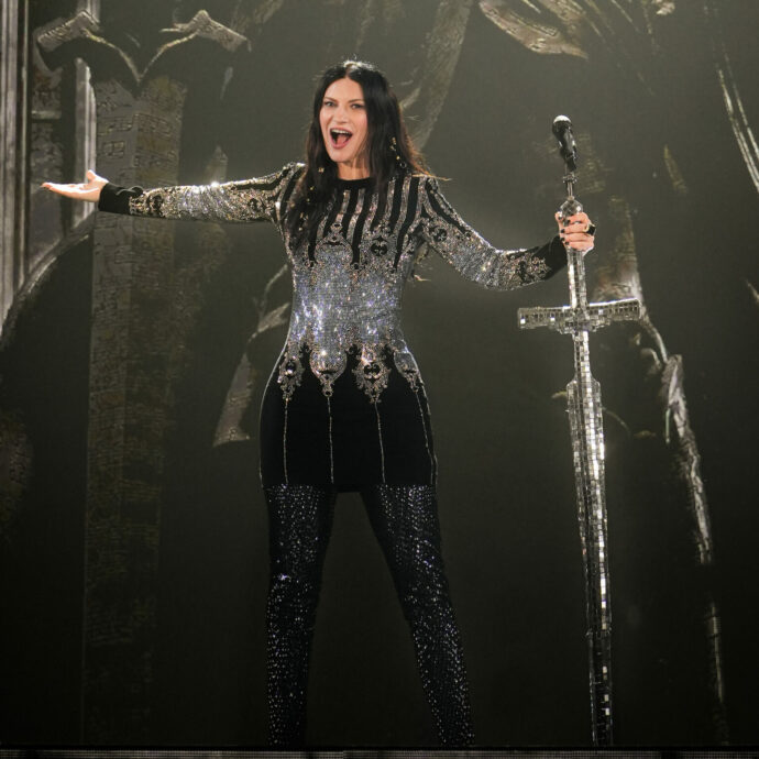 Laura Pausini guerriera a Milano per il concerto più rock, poi accade l’imprevisto (“si è rotto tutto”) e si trasforma in una (bravissima) stand-up comedian. Ecco cos’è successo