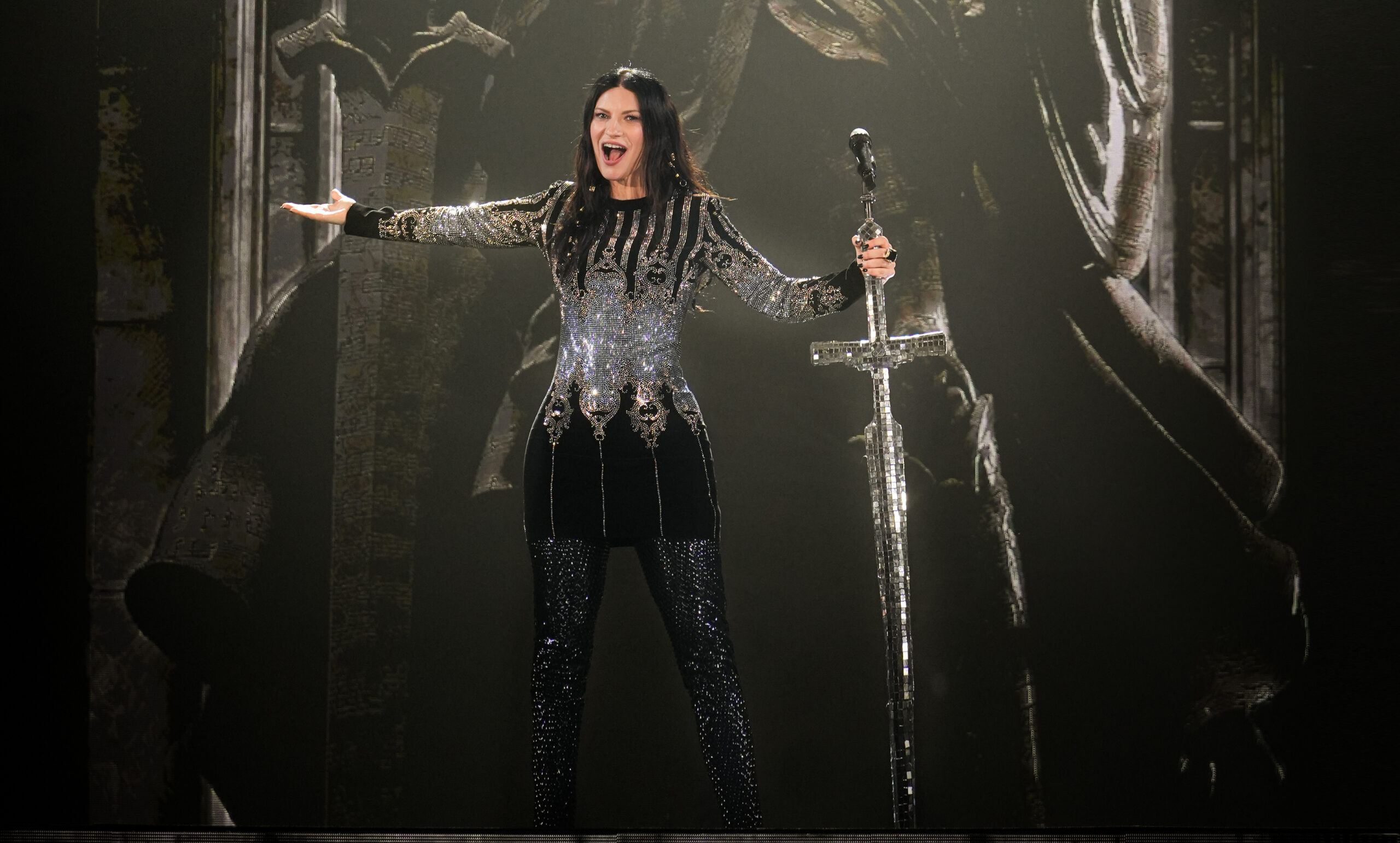Laura Pausini guerriera a Milano per il concerto più rock, poi accade l’imprevisto (“si è rotto tutto”) e si trasforma in una (bravissima) stand-up comedian. Ecco cos’è successo