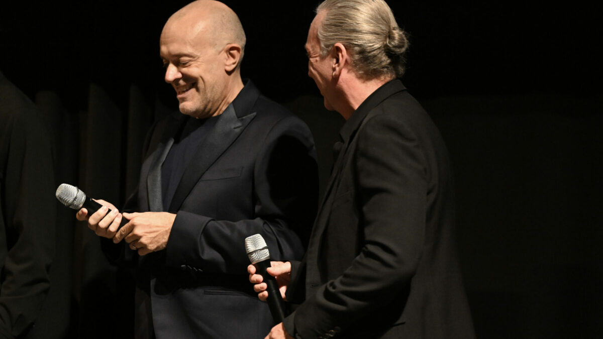 Max Pezzali e Mauro Repetto di nuovo insieme tra braci e abbracci alla premiere di “Nord Sud Ovest Est – La leggendaria storia degli 883” – LE FOTO