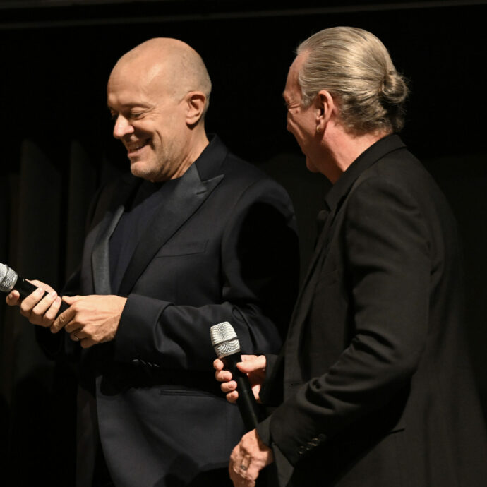 Max Pezzali e Mauro Repetto di nuovo insieme tra braci e abbracci alla premiere di “Nord Sud Ovest Est – La leggendaria storia degli 883” – LE FOTO