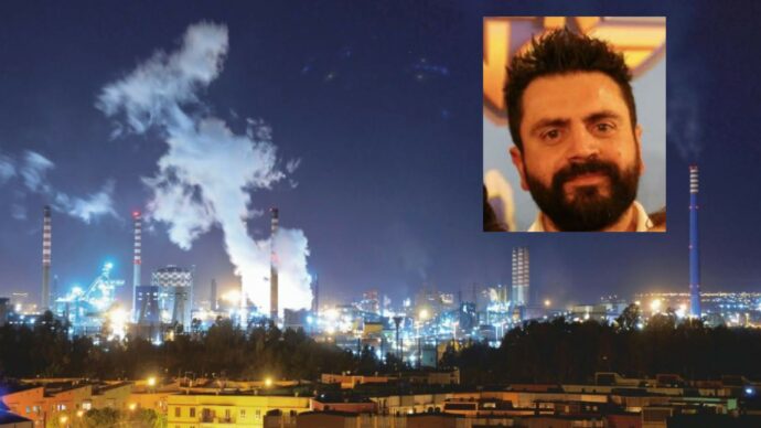 Copertina di “Mancava parte del pavimento”: così Claudio Salamida morì precipitando dentro l’Ilva. “Elementi della scena del crimine spostati”