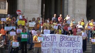 Copertina di La protesta dei docenti da Roma a Milano: “Chiediamo un salario dignitoso. Basta briciole”