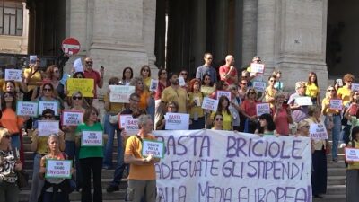 Copertina di La protesta dei docenti da Roma a Milano: “Chiediamo un salario dignitoso. Basta briciole”