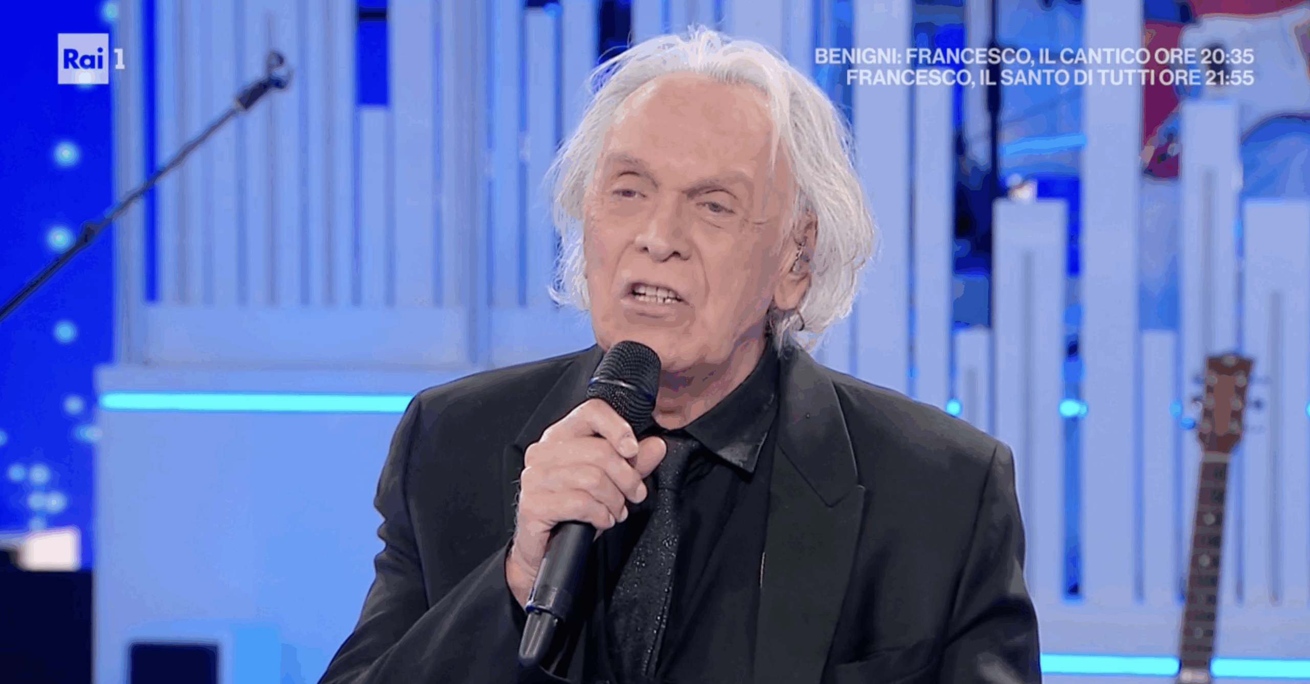 “Come stai? Ti vedo un po’… Sei sveglio, sì? Vuoi un bicchiere d’acqua?”: Mara Venier preoccupata per Riccardo Fogli. Lui risponde: “Non amo alzarmi la mattina”