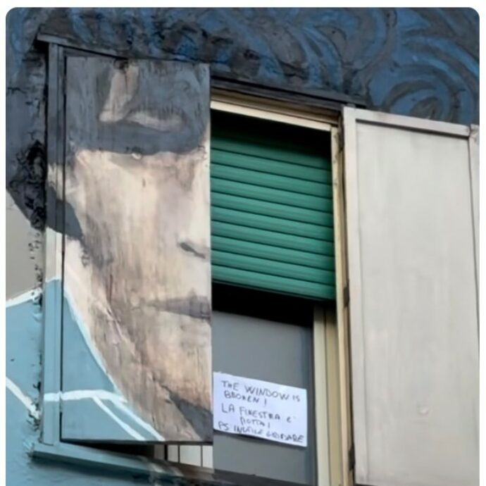 “La finestra è rotta! Inutile gridare”: il murales di Maradona a Napoli perde metà viso pochi giorni dopo il nuovo restauro