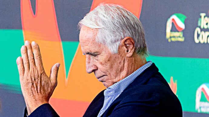 Caos tesseramento, l’ultima ipotesi è Malagò commissario. Lega Serie A: “Inopportuno mettere la Figc in amministrazione straordinaria, si rischia il caos”