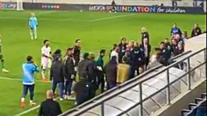 La nazionale di Israele fa infuriare gli irlandesi: “Un loro calciatore mi ha sputato”. Il ct: “Volevano intimidirci già dall’inizio”