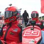 Copertina di Così Marc Márquez ha ingannato la MotoGp: alla gara di kart con gli altri piloti ha mandato in pista una sosia. “A volte bisogna essere egoisti”