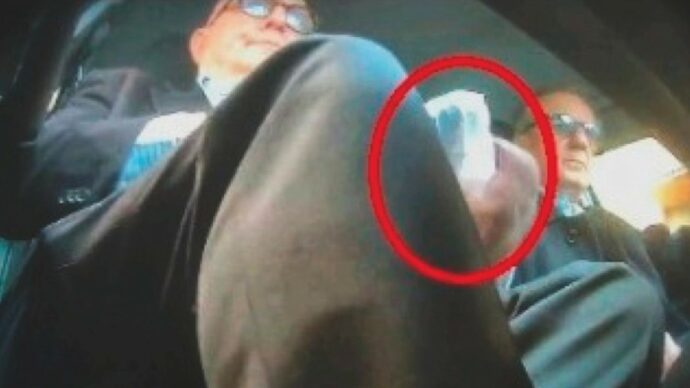 Sicilia, mazzette ad Armao: i soldi nascosti  nel cappotto e dentro l’orologio a pendolo