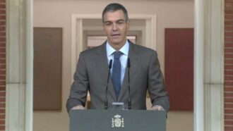 Copertina di Sanchez agli spagnoli: “Decidete tra retrocedere con la destra o continuare ad avanzare”