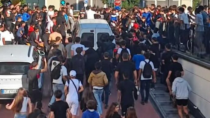 Centinaia di ragazzi a Campo Marzo per l’”aura battle” lanciata dal tiktoker Ilvucumpra. Sbarre e ascensore danneggiati