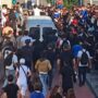 Copertina di Centinaia di ragazzi a Campo Marzo per l’”aura battle” lanciata dal tiktoker Ilvucumpra. Sbarre e ascensore danneggiati