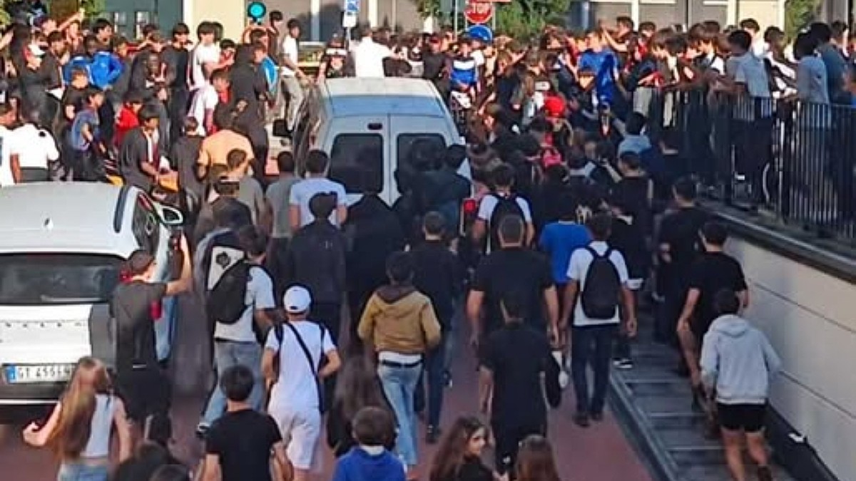 centinaia di ragazzi a campo marzo per l8217aura battle lanciata dal tiktoker ilvucumpra sbarre e ascensore danneggiati da Ilfattoquotidiano.it centinaia di ragazzi a campo marzo per l8217aura battle lanciata dal tiktoker ilvucumpra sbarre e ascensore danneggiati